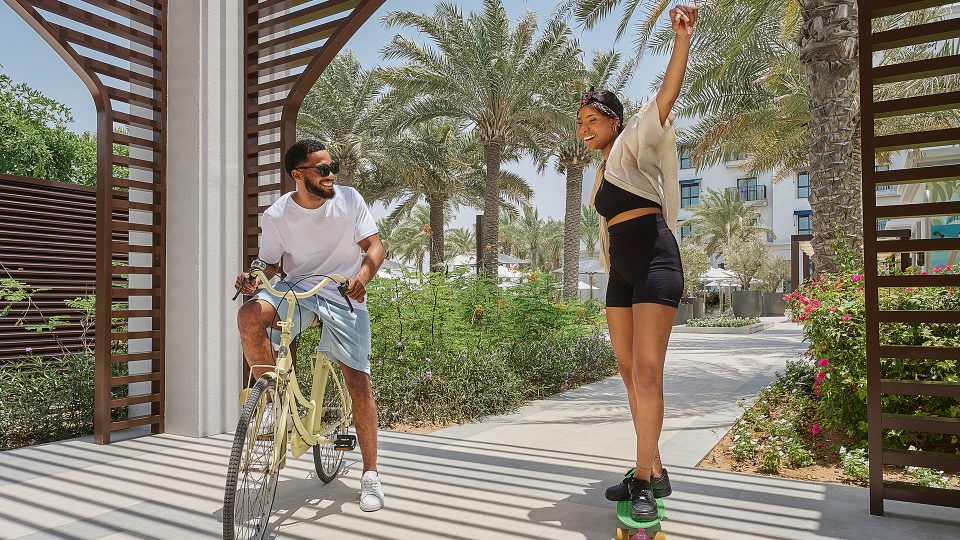 VIDA_UAQ_Summer_Friends_Couple – 1316- Cycle around us_1920 x 1080 (1)