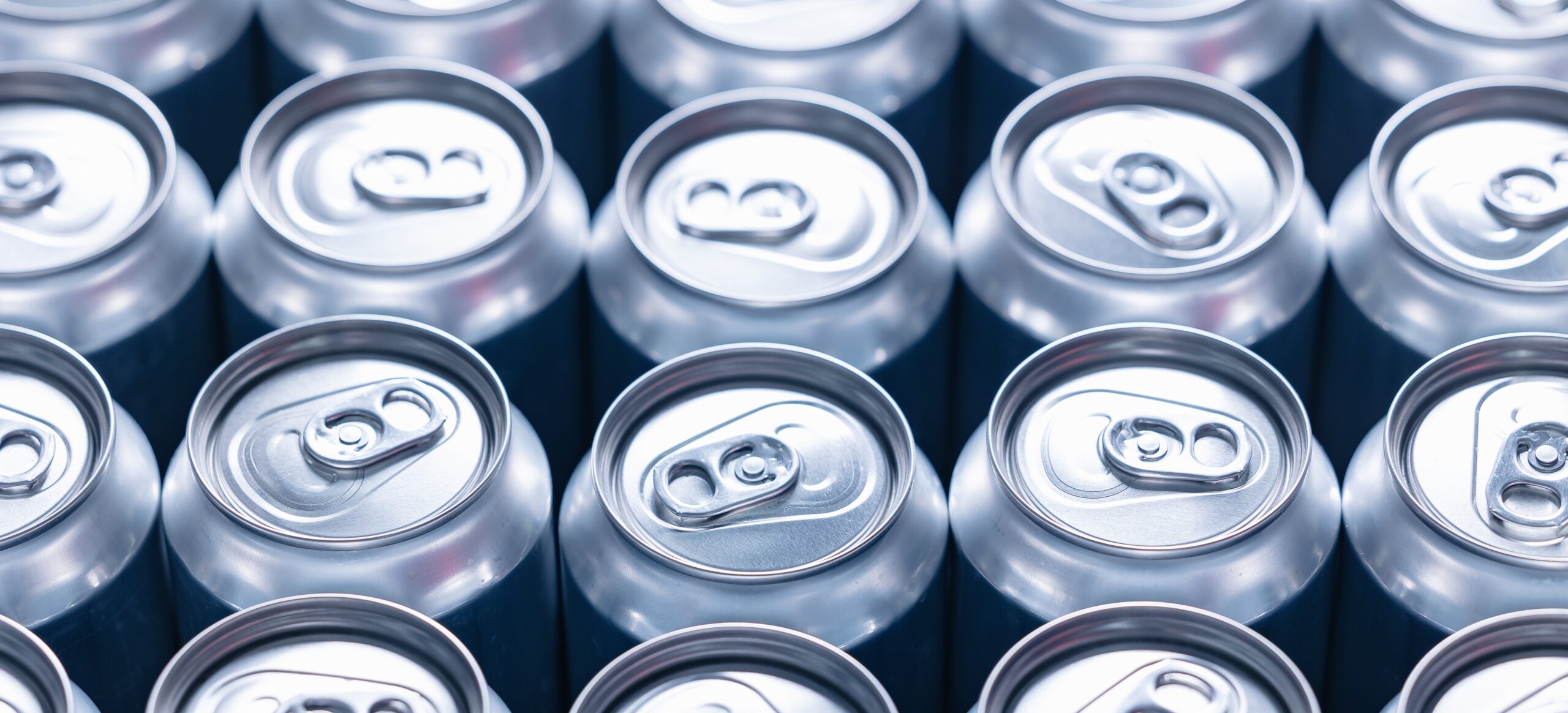 Rows,Of,Aluminum,Beer,Cans,In,Factory,Setting.